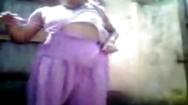 කණ්ඩායම් ස්කීට් වෙතින් උණුසුම් ලූනා මිල්ස් සමඟ ලැටිනා දර්ශනය
